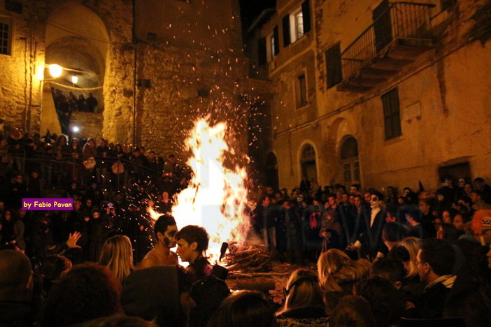 Un'immagine di una passata edizione della festa di Halloween a Triora Un'immagine di una passata edizione della festa di Halloween a Triora