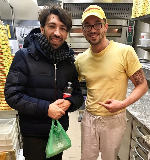 Sanremo: Herbert Ballerina sceglie 'pizza express da Romano'...e autografa il cartone (foto)