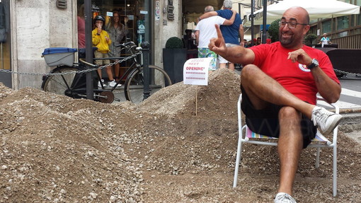 Sanremo: l'ironia di Luca Lombardi sui lavori di via Roma con sdraio e bagnino "Ecco Hype beach!" Sanremo: l'ironia di Luca Lombardi sui lavori di via Roma con sdraio e bagnino "Ecco Hype beach!"