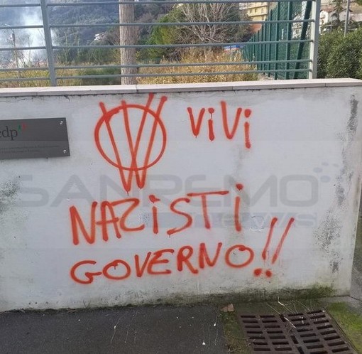 Camporosso: imbrattato ancora l'hub vaccinale, scritte contro il Governo e firma solita 'doppia V' (Foto) Camporosso: imbrattato ancora l'hub vaccinale, scritte contro il Governo e firma solita 'doppia V' (Foto)