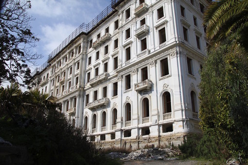 Sanremo: vendita dell’Hotel Astoria, interviene la proprietà: “Non è abbandonato e la struttura è in vendita a una cifra più alta”