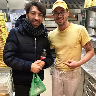 Sanremo: Herbert Ballerina sceglie 'pizza express da Romano'...e autografa il cartone (foto)