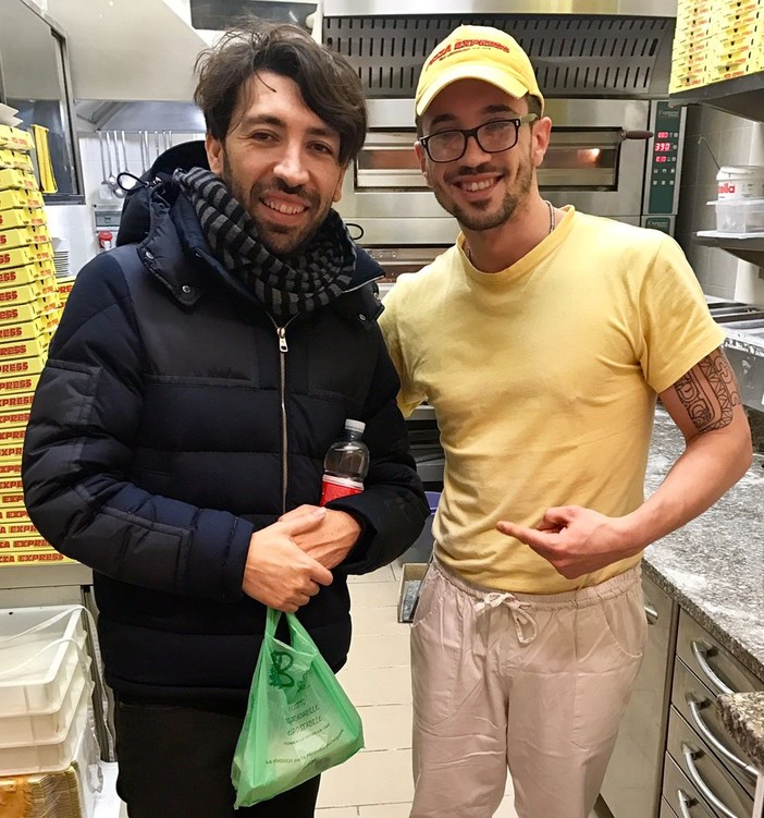 Sanremo: Herbert Ballerina sceglie 'pizza express da Romano'...e autografa il cartone (foto)