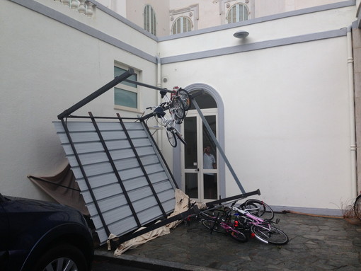 Sanremo: la furia della natura si è abbattuta anche sull'hotel Miramare, le foto di un lettore Sanremo: la furia della natura si è abbattuta anche sull'hotel Miramare, le foto di un lettore