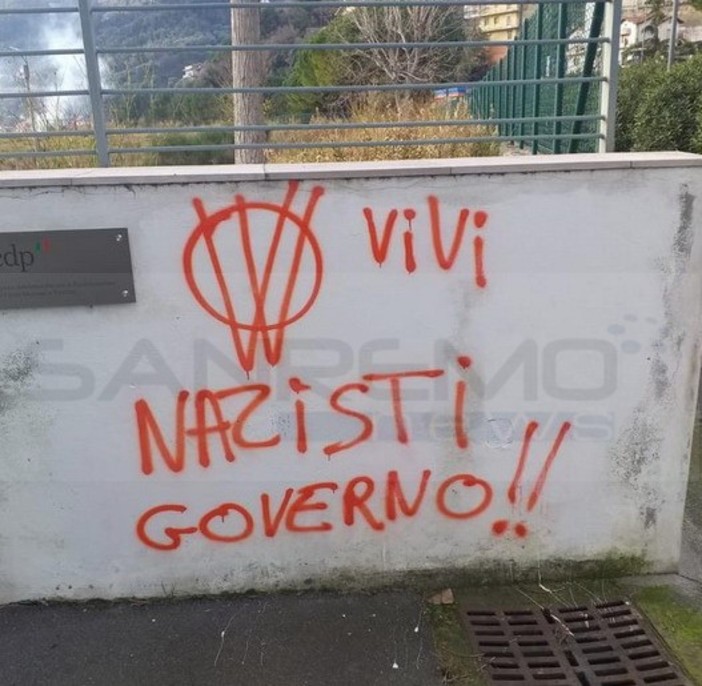 Camporosso: imbrattato ancora l'hub vaccinale, scritte contro il Governo e firma solita 'doppia V' (Foto) Camporosso: imbrattato ancora l'hub vaccinale, scritte contro il Governo e firma solita 'doppia V' (Foto)
