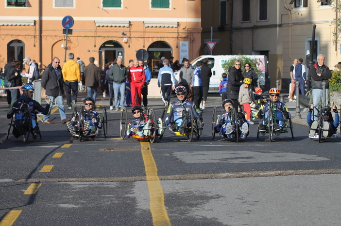 Prima uscita ufficiale della squadra handbike della polisportiva integrabili di Sanremo alla ‘Mezza maratona’ di Imperia