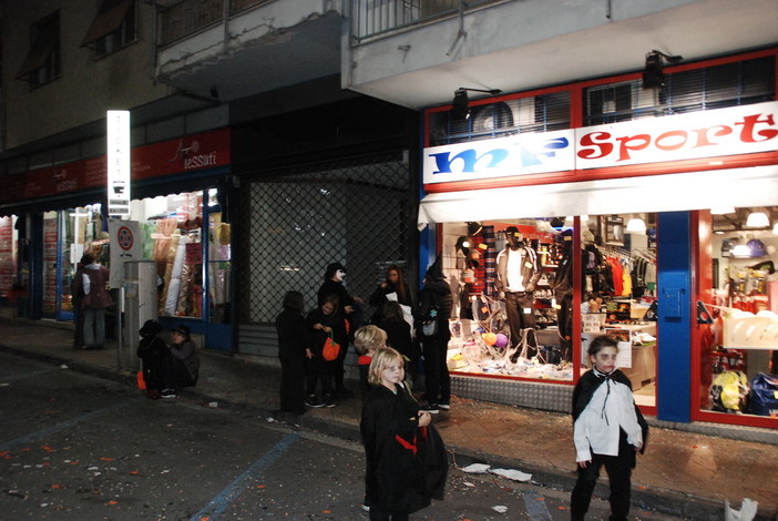 Sanremo: le foto della 'Festa di Halloween' di oggi pomeriggio in via Pietro Agosti Sanremo: le foto della 'Festa di Halloween' di oggi pomeriggio in via Pietro Agosti
