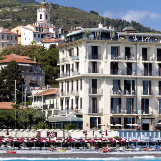 Offerta di lavoro a Bordighera: l'Hotel Parigi assume un cameriere Offerta di lavoro a Bordighera: l'Hotel Parigi assume un cameriere