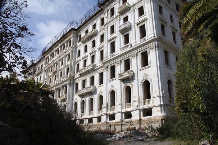 Sanremo: vendita dell’Hotel Astoria, interviene la proprietà: “Non è abbandonato e la struttura è in vendita a una cifra più alta”