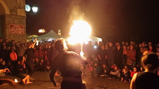 Triora: serie di appuntamenti ieri sera per la tre giorni dedicata ad Halloween, presentato 'La Strega bambina'