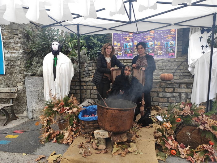 Molini di Triora non rinuncia ad Halloween: ‘dolcetto o scherzetto’ in piazza prima del maltempo (foto) Molini di Triora non rinuncia ad Halloween: ‘dolcetto o scherzetto’ in piazza prima del maltempo (foto)