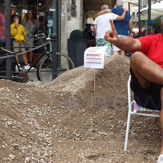 Sanremo: l'ironia di Luca Lombardi sui lavori di via Roma con sdraio e bagnino "Ecco Hype beach!" Sanremo: l'ironia di Luca Lombardi sui lavori di via Roma con sdraio e bagnino "Ecco Hype beach!"
