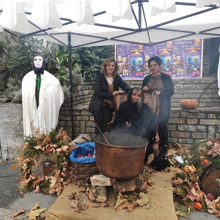 Molini di Triora non rinuncia ad Halloween: ‘dolcetto o scherzetto’ in piazza prima del maltempo (foto) Molini di Triora non rinuncia ad Halloween: ‘dolcetto o scherzetto’ in piazza prima del maltempo (foto)