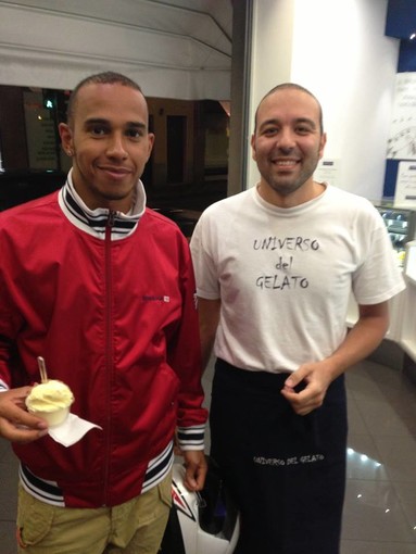 Lewis Hamilton goloso di gelato: capatina all’”Universo” di Bordighera per il campione di Formula 1 Lewis Hamilton goloso di gelato: capatina all’”Universo” di Bordighera per il campione di Formula 1