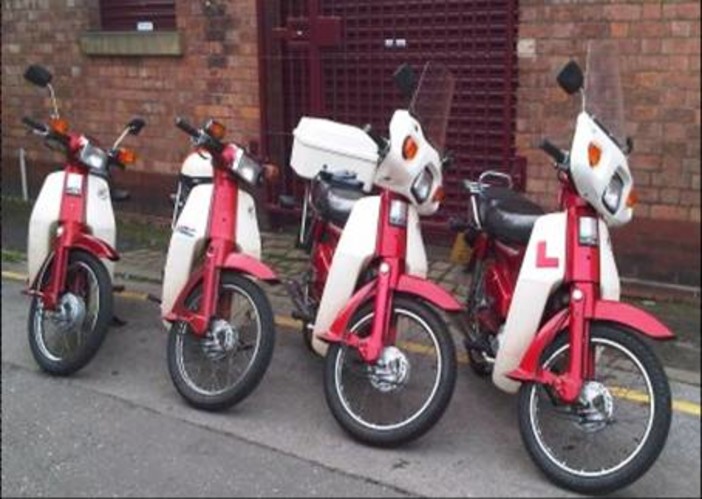 Dall'Inghilterra a Montecarlo in sella a 4 scooter Honda C90