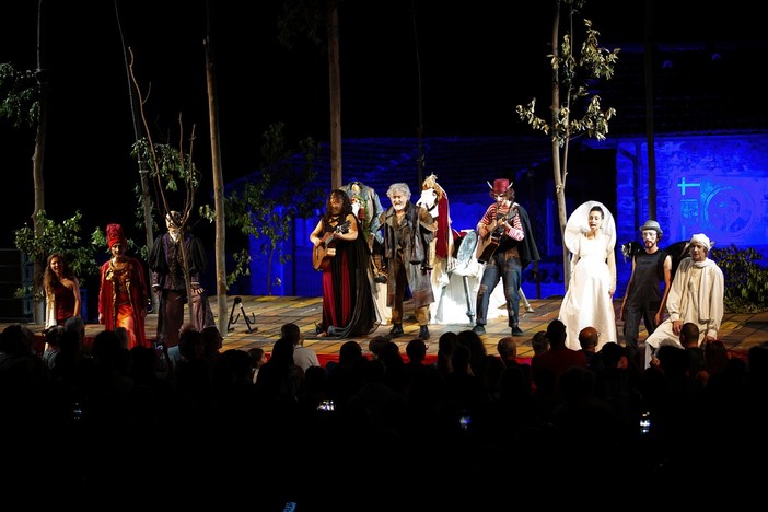 spettacolo teatrale 'Oniricon - Sogni che camminano nel borgo’ ad Apricale spettacolo teatrale 'Oniricon - Sogni che camminano nel borgo’ ad Apricale
