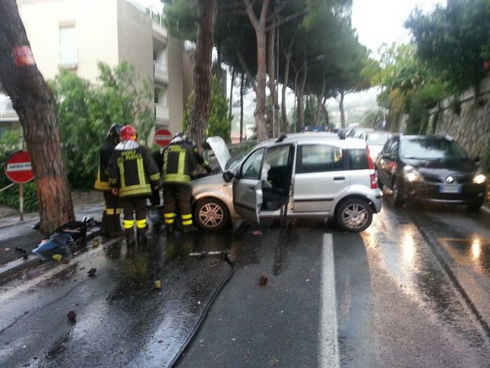 Sanremo: perde il controllo dell'auto in via Padre Semeria, 28enne si frattura il bacino Sanremo: perde il controllo dell'auto in via Padre Semeria, 28enne si frattura il bacino