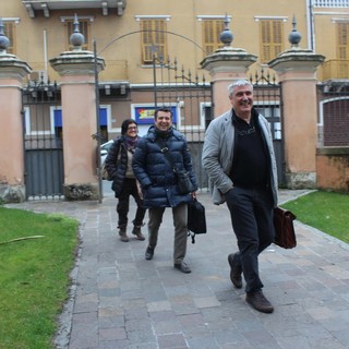 Il sindaco Giacomo Chiappori accompagnato dai suoi legali