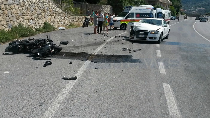 Ventimiglia: violento scontro auto-moto nella zona di Roverino, il bilancio è di due feriti Ventimiglia: violento scontro auto-moto nella zona di Roverino, il bilancio è di due feriti