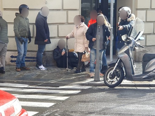 Sanremo: scontro tra due moto in via Roma, una donna lievemente ferita e traffico in tilt (Foto)