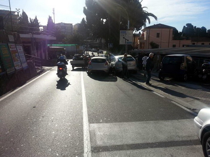 Sanremo: problemi per il traffico eccessivo all'incrocio tra via Semeria e corso Marconi, servirebbe un'altra rotonda