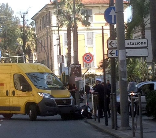 Sanremo: forse una manovra errata, furgone investe uno scooter in corso Cavallotti (Foto) Sanremo: forse una manovra errata, furgone investe uno scooter in corso Cavallotti (Foto)
