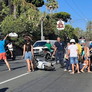 Sanremo: scontro auto-scooter in corso Matuzia, 22enne trasportata in ospedale (Foto)
