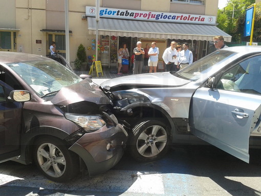 San Bartolomeo al Mare: scontro tra due auto in via Roma, feriti non gravemente due coniugi svizzeri di 70 anni San Bartolomeo al Mare: scontro tra due auto in via Roma, feriti non gravemente due coniugi svizzeri di 70 anni