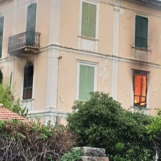 Bordighera: incendio all'interno dell'ex hotel Michelin in via Torino, intervento dei Vvf (Foto) Bordighera: incendio all'interno dell'ex hotel Michelin in via Torino, intervento dei Vvf (Foto)