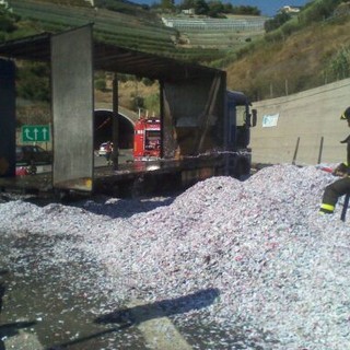 Incendio alla motrice di un camion in autostrada tra Ventimiglia e Mentone