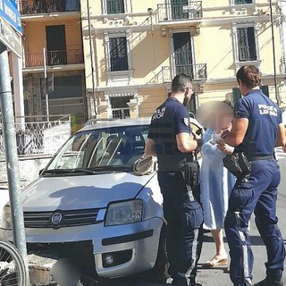 Sanremo: perde il controllo dell'auto e si schianta contro un muretto, 70enne illesa ma sotto shock (Foto)