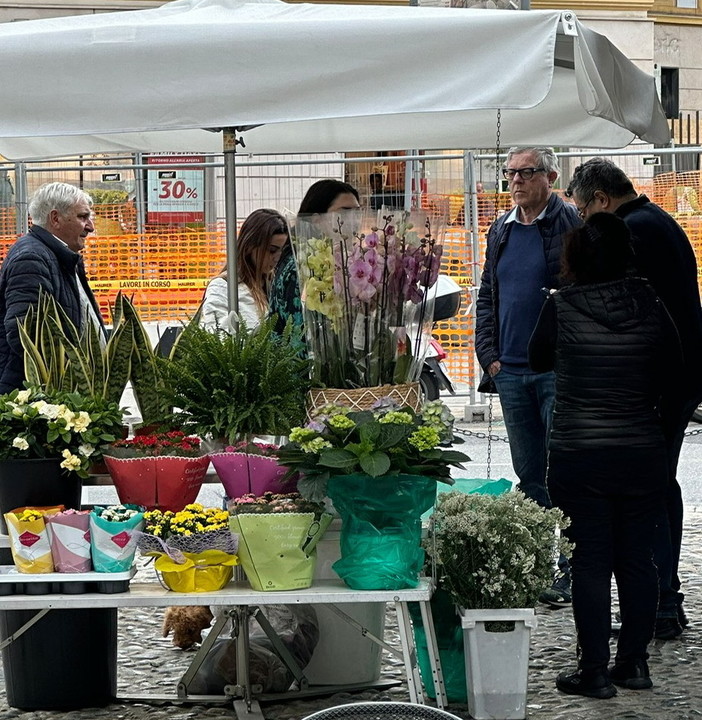 Elezioni Amministrative Sanremo: Gianni Rolando incontra i fiorai di piazza Muccioli