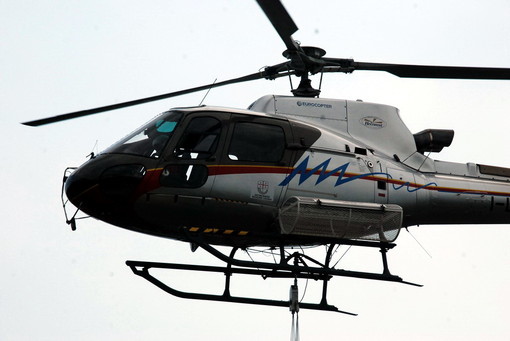 Ventimiglia: due incendi di sterpaglie in frazione Latte e Trucco, interviene anche l'elicottero Ventimiglia: due incendi di sterpaglie in frazione Latte e Trucco, interviene anche l'elicottero