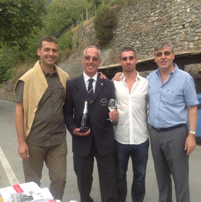 Da destra: Angelo Giudici, l'assessore al turismo di Triora, Mirco Rossato dell'associazione somelier italiani e Luca Calvini.