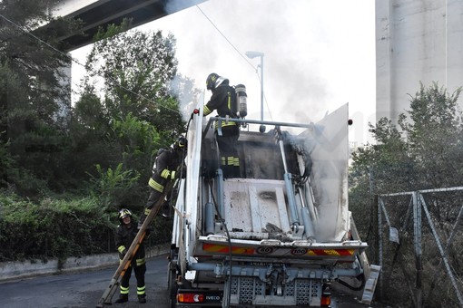 Sanremo: razzi di segnalazione buttati nel cassonetto, camion di Amaie Energia prende fuoco (Foto e Video) Sanremo: razzi di segnalazione buttati nel cassonetto, camion di Amaie Energia prende fuoco (Foto e Video)