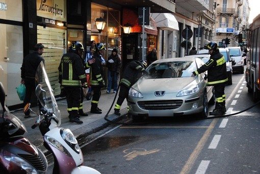 Sanremo: principio d'incendio su un'auto parcheggiata in via Roma, intervento dei Vigili del Fuoco Sanremo: principio d'incendio su un'auto parcheggiata in via Roma, intervento dei Vigili del Fuoco