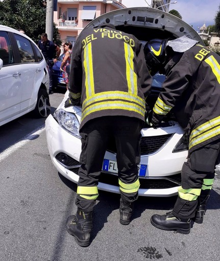 Sanremo: perde il controllo dell'auto e finisce contro un muretto, incidente in via Gabriele D'Annunzio Sanremo: perde il controllo dell'auto e finisce contro un muretto, incidente in via Gabriele D'Annunzio