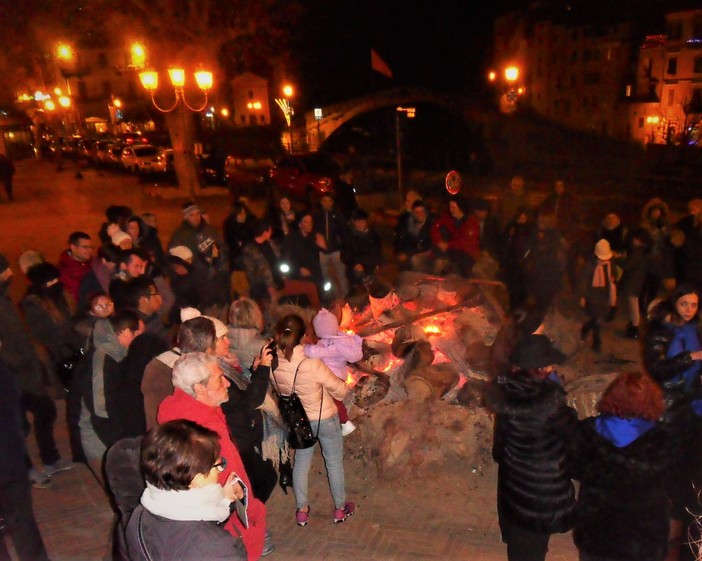 Dolceacqua: anche quest'anno si sono svolti 'I foghi du bambin', antica tradizione pagana (Foto) Dolceacqua: anche quest'anno si sono svolti 'I foghi du bambin', antica tradizione pagana (Foto)