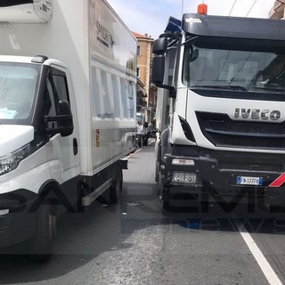 Vallecrosia: donna in bicicletta finisce sotto le ruote di un Tir, in gravi condizioni al 'Santa Corona' di Pietra Ligure (Foto)
