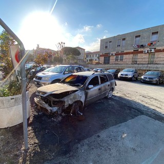 Arma di Taggia: auto a fuoco stanotte in via Nazario Sauro, intervento dei Vvf e indagini dei Carabinieri (Foto)