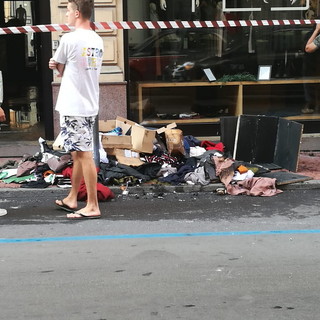 Ventimiglia: incendio in un negozio di via Cavour, intervento dei Vigili del Fuoco e della Municipale (Foto e Video)