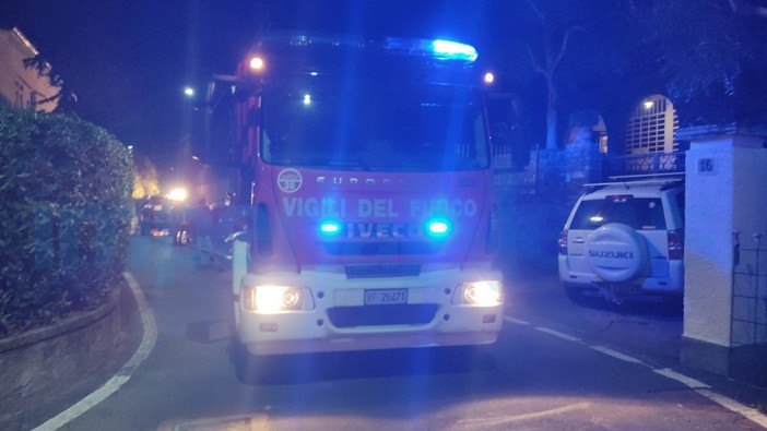 Sanremo, incidente in via D'Annunzio, giovane estratta dall'auto capottata dai vigili del fuoco