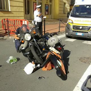 Ventimiglia: moto investe una donna su una carrozzella in via Aprosio, ferita lievemente e trasportata in ospedale Ventimiglia: moto investe una donna su una carrozzella in via Aprosio, ferita lievemente e trasportata in ospedale