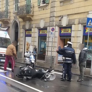 Sanremo: perde l'equilibrio e finisce a terra a causa del fondo viscido, incidente in via Roma