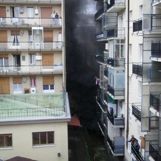 Ventimiglia: incendio di oggi in via Oberdan, le foto della nostra lettrice Debora Ventimiglia: incendio di oggi in via Oberdan, le foto della nostra lettrice Debora