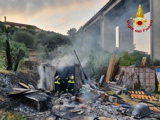 Diano Marina: incendio in un deposito di via Monade vicino all'autostrada A10 (Foto)