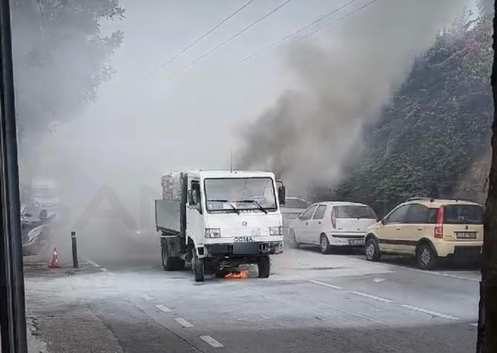 Ventimiglia, camion prende fuoco in corso Genova: intervento dei vigili del fuoco (Foto e Video)