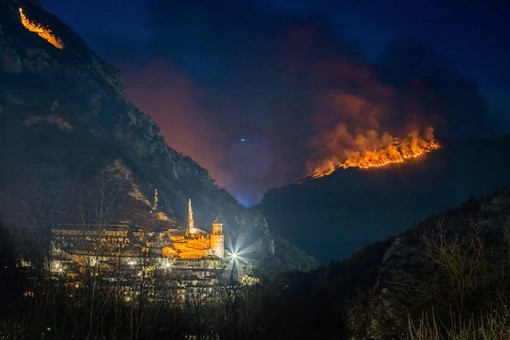 Dalla Val Roya: ancora in atto l'incendio tra Tenda, Vievola e La Brigue. Minacciate alcune abitazioni Dalla Val Roya: ancora in atto l'incendio tra Tenda, Vievola e La Brigue. Minacciate alcune abitazioni