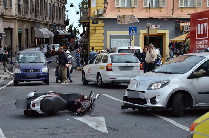 Sanremo: scontro auto moto per una probabile mancata precedenza, 20enne portato in ospedale