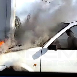 Pieve di Teco: auto a fuoco questa mattina sulla Statale 28, vettura distrutta e nessun ferito